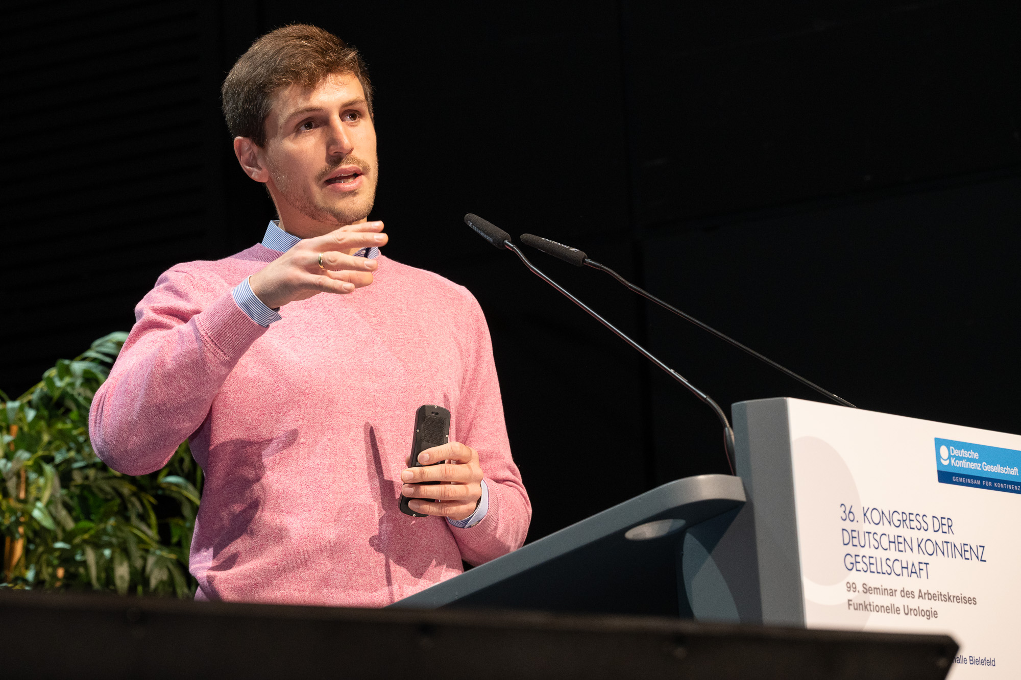 Dr. Jannik Lockl präsentiert den Abstract auf dem 36. Kongress der DKG